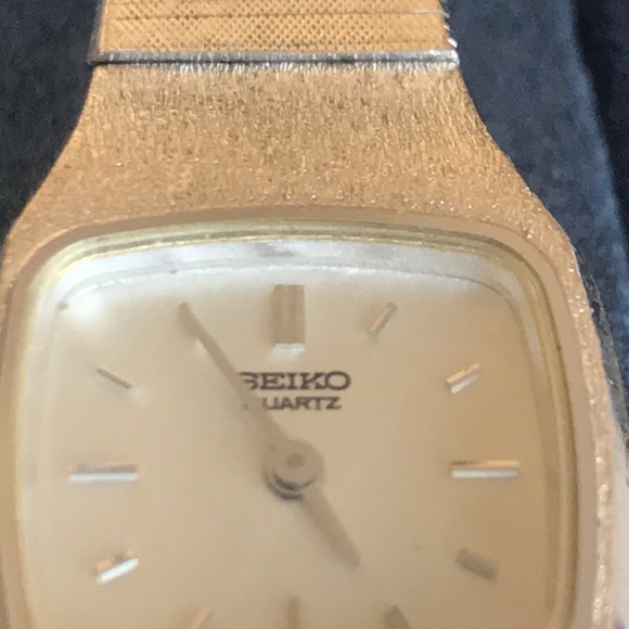 Final price drop! Seiko quartz brushed silver stainless steel watch - Picture 3 of 9